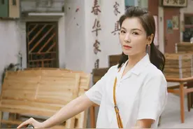刘涛42还扮女学生？白衬衣配短裙竟嫩出初恋感，双马尾也太清纯图片