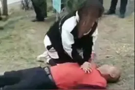 点赞！吉林男子小区内突发疾病倒地 女护士跪地做心肺复苏图片