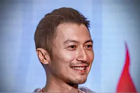 40岁谢霆锋出席活动，一身运动造型休闲舒适，胡子拉碴变化挺大图片