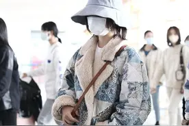 谭松韵蓝色渔夫帽搭同色系格子棉袄清新可爱，机场疾走超低调图片