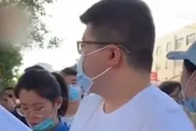高三男生考场外看书被母亲吐槽，耿直回答让网友乐了：太真实了图片