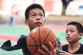 有梦想谁都了不起：14岁独臂少年一夜走红，易建联一语道出真谛图片
