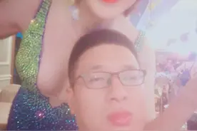 泰国芭提雅的洗浴的地方，跟人妖小哥哥（小姐姐）合影还要收费图片