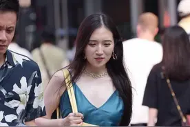 丝绸裙美女一个小小的表情，让整人变得妩媚无比图片