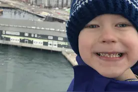 小男孩为救妹妹勇斗恶犬！超级英雄现身送上惊喜，忍痛笑惹哭网友图片