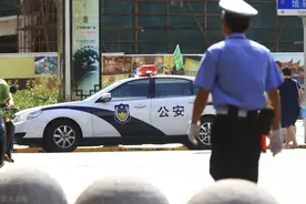 北京男子锁喉抱摔民警，大喊：你知道我爸是谁吗？你家不想要了？图片