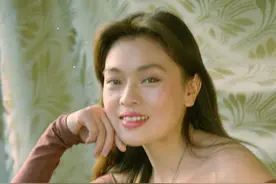 史可早期的清纯写真，穿修身方领衫搭牛仔裤，凸出的小肚子好真实图片