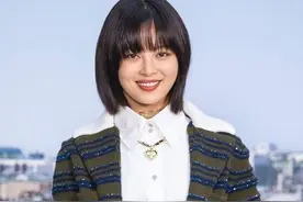 辛芷蕾越来越“卡哇伊”，穿开衫内搭长衬衫，和少女一样特别养眼图片