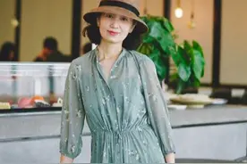 50岁后该怎么穿？学习三木妈妈的夏季搭配，简约而有质感图片