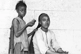 老照片：1912年男子被强制剪辫子，表情痛苦恋恋不舍图片