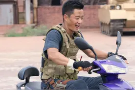吴京私下出行方式曝光，扫码电瓶车代步，动作娴熟被赞环保图片