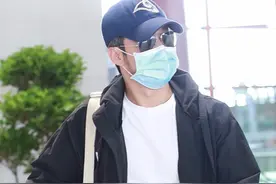 46岁吴京久违亮相头发花白 蓄起络腮胡荷尔蒙爆棚图片