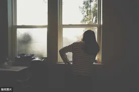 瞒着老公，每天假装送女儿上学，5年来孩子却没上过一天学！原因太荒唐图片