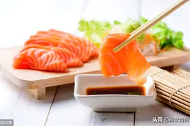 三文鱼再次“背锅”，这4种食物别再生吃了，做不熟扔掉也不能吃图片