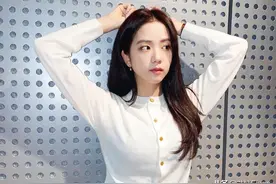 25岁Jisoo真丰满，穿针织衫显“沙漏”身材，这腰臀比女团里罕见图片