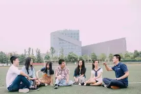 高校学子在大学操场常做的4件事，拍照不可少，学姐：好怀念图片