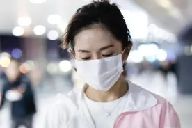 谢娜时尚感越来越强，粉白色防风衣套装配白T恤，清新减龄有气质图片