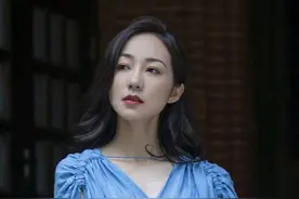 韩雪的气质迷人，穿蓝色连衣裙巧用“细线”来点缀，高级又不单调图片