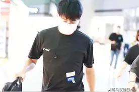 50岁吴奇隆“返老还童”，穿T恤配五分裤，罕见戴眼镜帅过小鲜肉图片