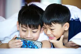 暑假孩子贪玩不写作业太气人，想要开心，你得停止这3种负面思维图片