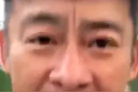 53岁景岗山罕现身，网友劝其少喝酒！头发花白有点显老图片
