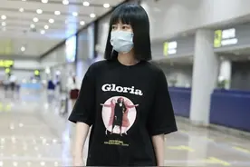 《我不是药神》女主谭卓现身机场，剧中性感剧外更是好身材图片