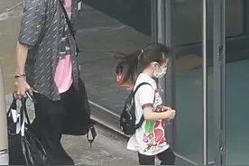 戚薇女儿才四岁就挑染头发，明星的教育理念太开放图片