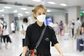 宁静早该这么穿，黑色翻领T恤配运动裤，“揪揪头”年轻20岁不止图片