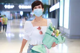 卢靖姗泡泡袖露肚上衣搭配牛仔裤，手捧鲜花元气满满图片