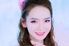 戚薇粉色礼服，谢娜白色礼服，孟美岐蓝色礼服图片