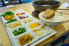 先喝汤，面更香。云南过桥米线，味道鲜美好吃。学会咱也做几碗图片