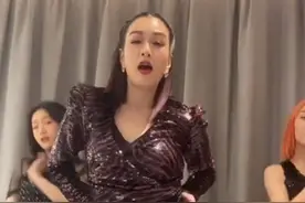 50岁钟丽缇穿渔网袜跳舞，大腿小腿一样粗，却美过20岁小姑娘图片