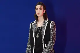 王一博个性新发型登跨年晚会，搭配高级珠宝贵气又豪放不羁，太A了图片