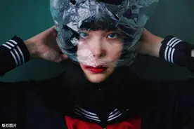 小说：同事办公室遇刺我偷偷报警，凶手突然出现向我走来图片