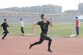 我儿子13岁，百米短跑10秒，可以训练跑步吗？网友：你被骗了图片