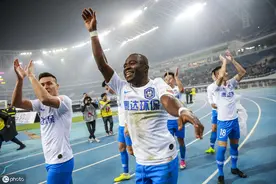 天津泰达主场3-0胜深圳，众将激情谢场，更衣室欢乐合影图片