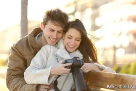 女人说“我好累”时，笨男人才回答“多休息”，高情商应该怎么回图片