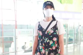 朱丹的碎花裙真是孕妇标配吧，小腹隆起的样子成为机场最美图片
