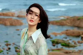 王鸥海边写意美拍，身穿一件“生锈污渍”连衣裙，创意设计感满分图片