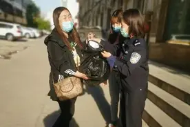 邢台：捡到黑色手提袋，两民警辗转寻失主图片