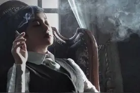 65岁刘晓庆老年生活太惬意，和服务员牵手跳舞，不摆明星架子图片