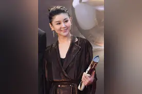 李小萌气质真高级，穿开叉睡衣裙优雅时尚，34岁还保持“初恋脸”图片