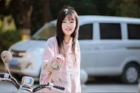国服女野王草莓当过“电瓶车车模”！土豪仅看草莓照片送数万礼物图片