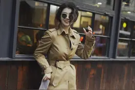上了年纪的女人，别穿露腿装了，￼学三木洋气搭配，太显气质了图片