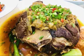 大厨的不知名川菜：雪豆炖肘图片