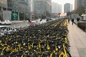 尴尬！西安南稍门公共自行车点被电动车“包围”，想还车进不去图片