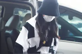 赵丽颖现身北京机场，黑白上衣搭配短裤，非常吸睛图片