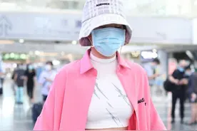 王菊自信过头了，“微胖”身材非要穿紧身骑行裤，这腿过于真实了图片