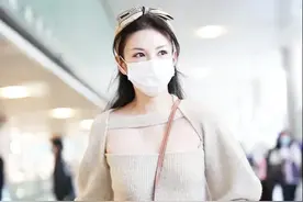 43岁黄奕走机场真洋气，穿镂空毛衣配皮裤，出道19年仍是小花图片