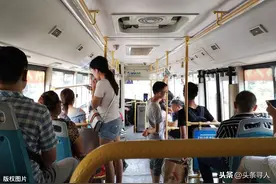 阿姨坐错车用完零钱，拿着50元坐公交，安徽热心女孩：我有2元拿去用吧图片
